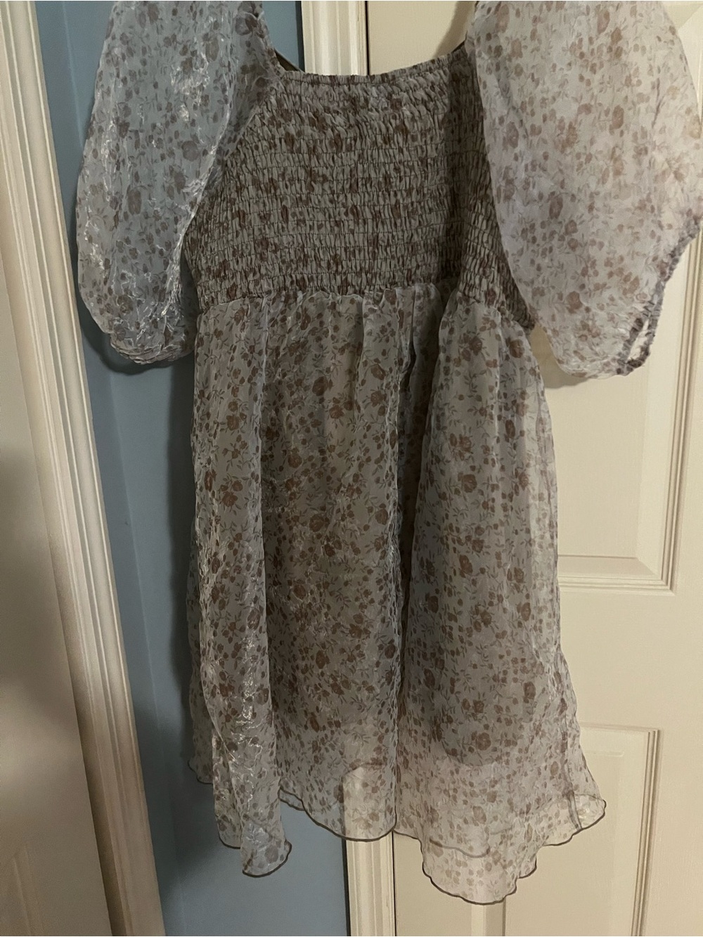 ARULA Floral Puff-Sleeve Dress in Light Taupe and Cream - Picture 3 of 3